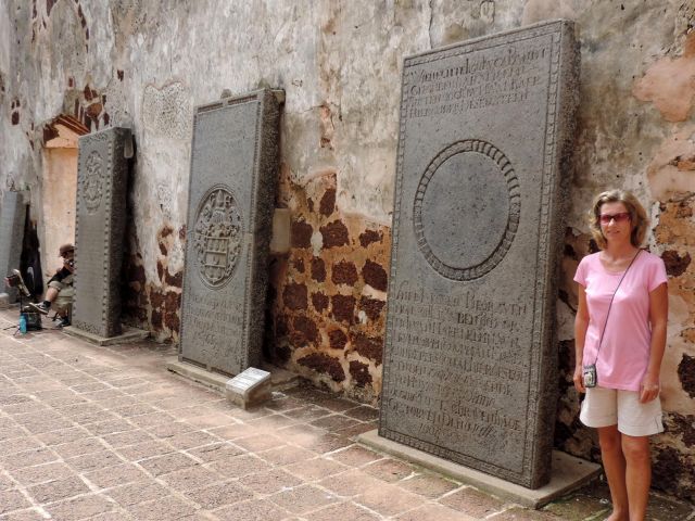 Riesige, holländische Grabsteine in der St. Pauls Church in Malakka.